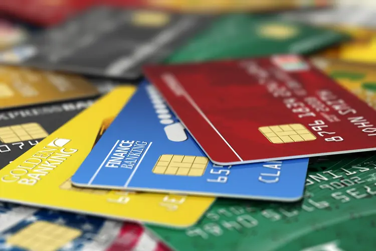 Cartão de crédito: taxa da modalidade rotativo regular caiu de 227,5% para 221,3% ao ano de setembro para outubro (creisinger/Thinkstock)