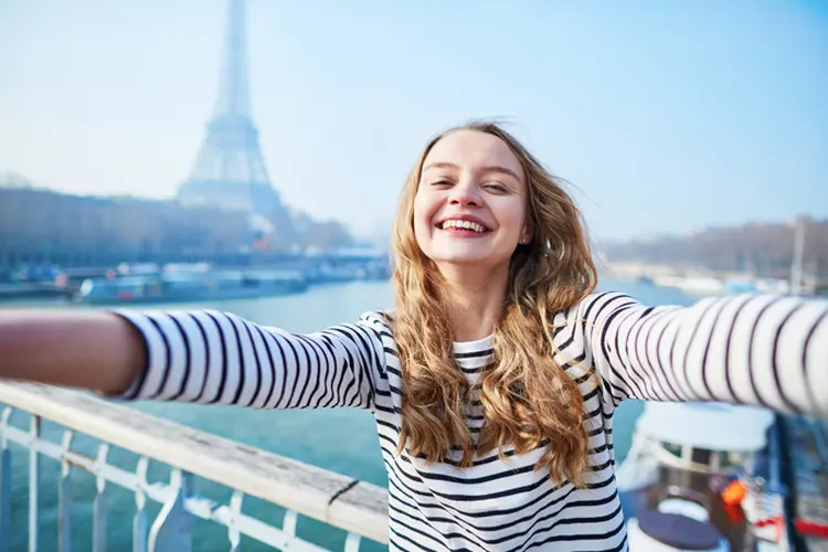 Garota tira selfie em Paris: candidatos devem ser aficionados por viagens e redes sociais e ter habilidade para produzir conteúdo (encrier/Thinkstock)
