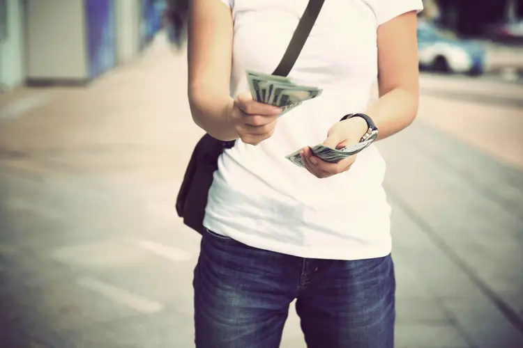 Mulher contando dinheiro: (lzf/Thinkstock)