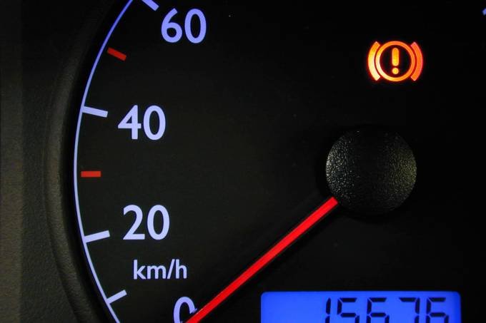 Por que os velocímetros possuem uma marca vermelha nos 50km/h?