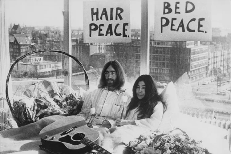 John e Yoko: eles se conheceram em novembro de 1966, conforme a artista preparava uma exposição (Getty Images)