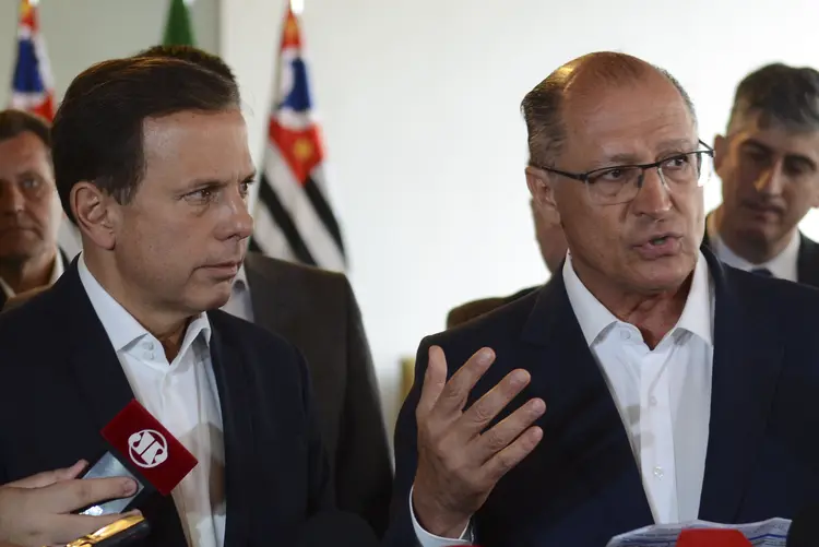 João Doria e Geraldo Alckmin: prefeito e governador tiveram que interromper lançamento de programa após protestos (Rovena Rosa/Agência Brasil)