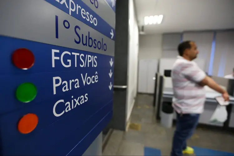 FGTS: na 1ª fase, que teve início no dia 10 de março, a Caixa registrou o pagamento de mais de R$ 6,1 bilhões relativos às contas inativas do FGTS para 3,7 milhões trabalhadores nascidos em janeiro e fevereiro (Marcelo Camargo/Agência Brasil)