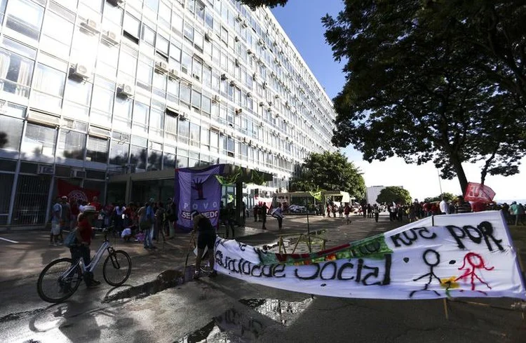 Ministério da Fazenda: nesta quarta-feira, trabalhadores rurais sem-terra, agricultores familiares e sem-tetos ocuparam o edifício-sede do Ministério da Fazenda por nove horas (Marcelo Camargo/Agência Brasil)
