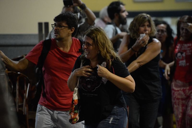 PM joga bombas dentro de bar no Rio após protestos