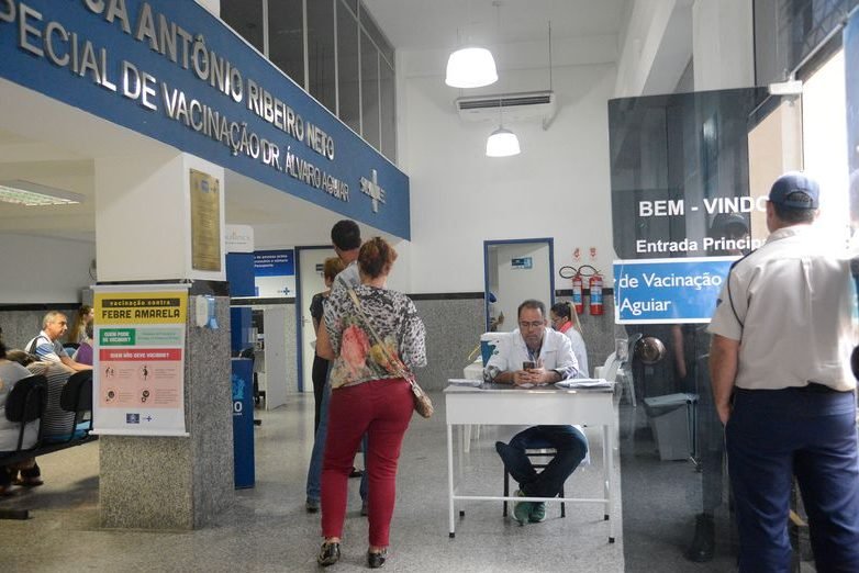 Rio vacina população contra febre amarela em 233 unidades