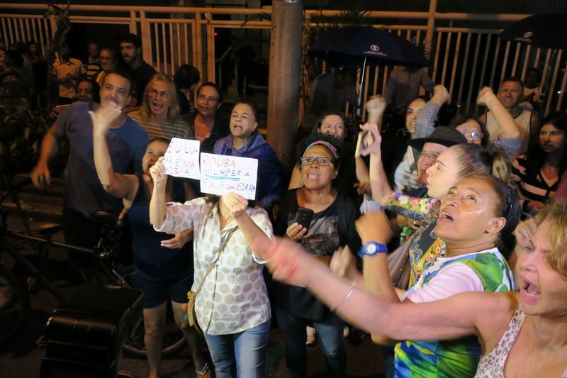 Adriana Ancelmo chega à prisão domiciliar sob protestos