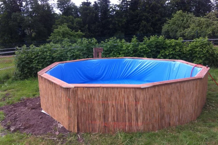 Piscina feita com pallets, lona e outros materiais recicláveis, o que torna o valor da sua construção bem acessível (Facebook/Reprodução)