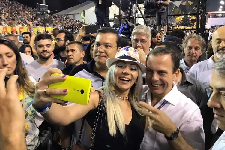 João Doria tira selfie no carnaval de São Paulo 2017 (Facebook/João Doria/Reprodução)
