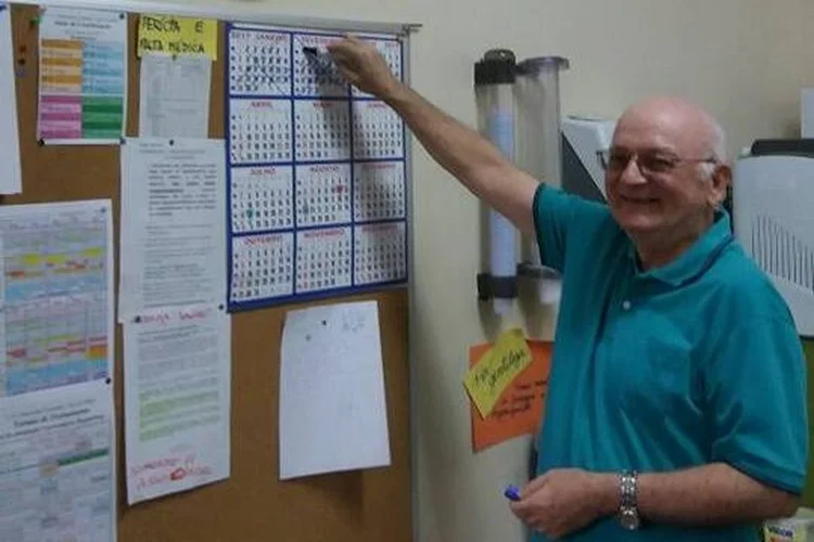 Professor Luiz Antônio Jarcovis, que ganhou um "corredor de aplausos" dos alunos no último dia de aula (Facebook/Reprodução)