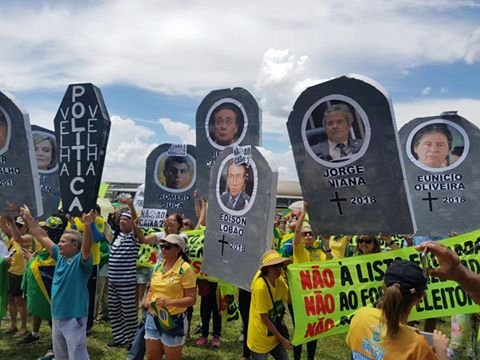Em Brasília, manifestante faz enterro simbólico da velha política