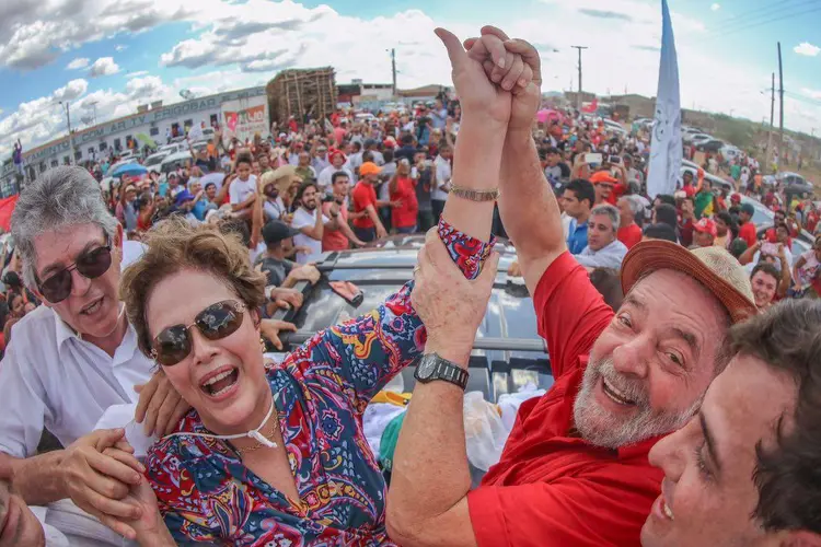 Dilma e Lula: camelôs já vendiam camisetas com a inscrição "Lula 2018" (Ricardo Stuckert/Facebook Lula/Reprodução)