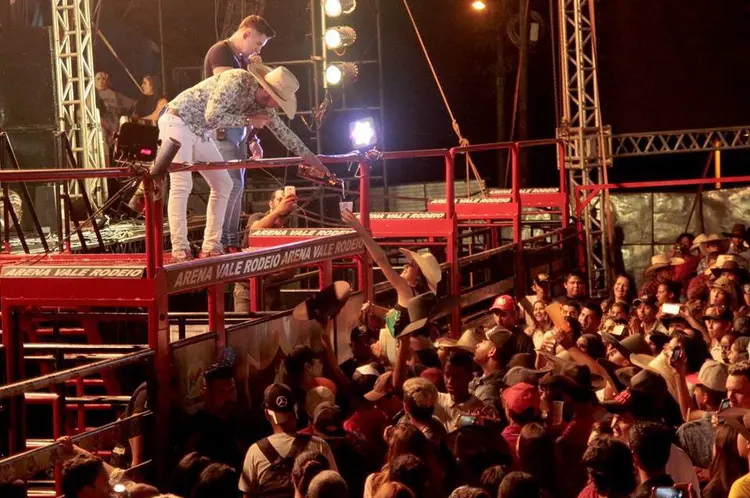 Show de sertanejo no dia 17, na Festa do Peão de Boiadeiro de Arandu, interior de SP (Facebook/Expomaar/Reprodução)