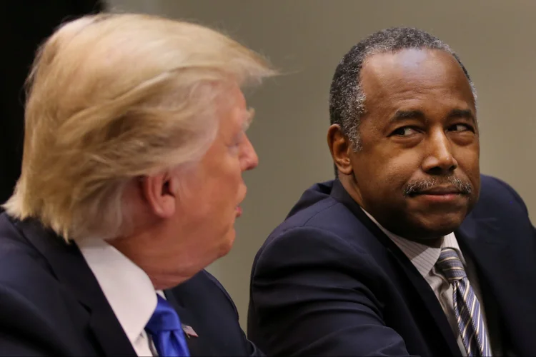 Trump e Ben Carson: "É preocupante que a pessoa encarregada de assuntos como Habitação tenha essa falta de entendimento da história dos EUA" (Reuters)