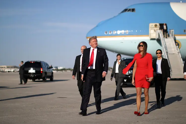 Donald e Melania Trump desembarcam no Aeroporto Internacional de West Palm Beach em 03/02/2017 (Carlos Barria/Reuters)