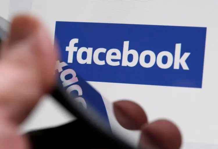 Facebook: uso de smartphones mudou a forma como as pessoas consomem conteúdos e também compram (Regis Duvignau/Reuters)