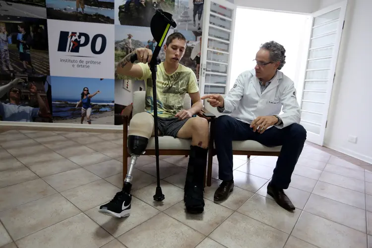 Goleiro Jackson Follmann testa prótese em São Paulo no dia 21/2/2017 (Paulo Whitaker/Reuters)
