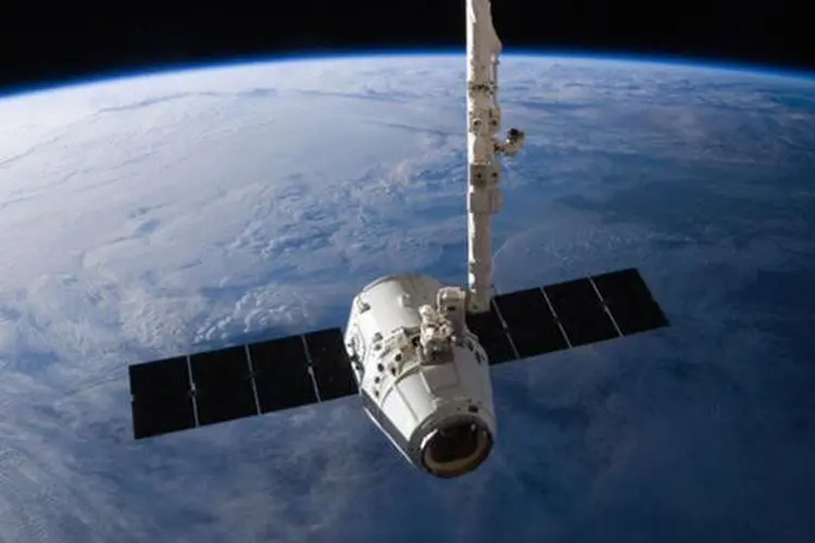 Dragon: os integrantes da tripulação da estação orbital carregaram a Dragon com lixo e materiais usados (Photo d'archives/Reuters)