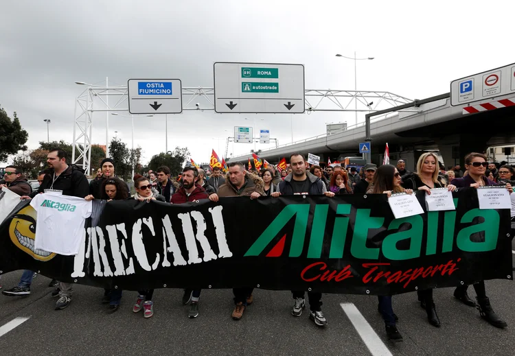 Protesto de funcionários da Alitalia, em fevereiro: aegundo a União Italiana de controladores e assistentes de voo (UNICA), mais de 90% dos trabalhadores aderiram ao protesto (Remo Casilli/Reuters)
