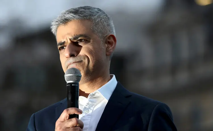 Prefeito de Londres, Sadiq Khan: "Os londrinos não serão intimidados. Haverá policiais adicionais armados e desarmados nas nossas ruas nesta noite para manter a segurança dos londrinos e de quem visita nossa cidade" (Neil Hall/Reuters)