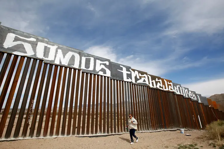 Muro de Trump: o governo disse que as companhias devem apresentar projetos que incluam muros de 9,14 metros de altura, que cumpram com os requisitos de "estética, antiescalada e resistência à danos" (Jose Luis Gonzalez/Reuters)