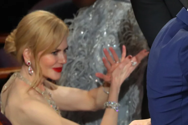 Aplauso estranho de Nicole Kidman no Oscar (Lucy Nicholson/Reuters)