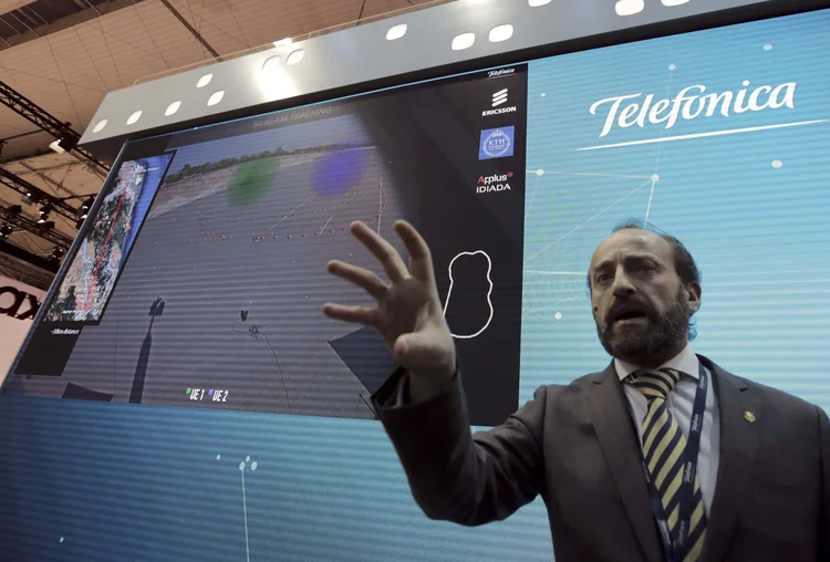 Telefónica: a companhia de telecomunicações espanhola mostrou a LTE autônoma em uma pequena mochila, equipada também com um rádio e baterias para garantir 48 horas de autonomia (Eric Gaillard/Reuters)