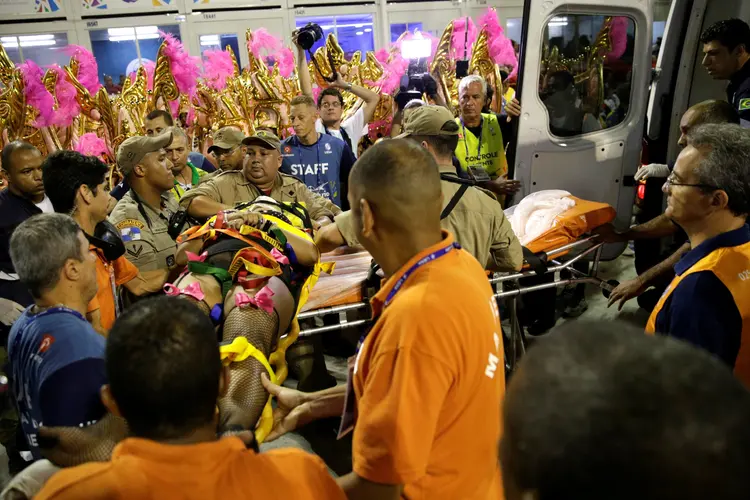 Acidente: os dois pacientes do acidente com o carro alegórico da Unidos da Tijuca permanecem internados com quadros estáveis (Ricardo Moraes/Reuters)