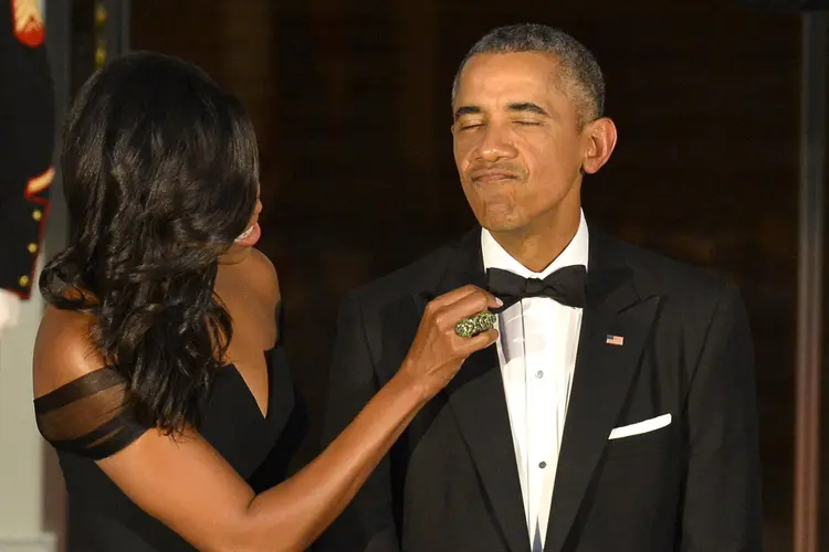 Michelle Obama ajeita a gravata do marido, Barack Obama (Mike Theiler/Reuters)