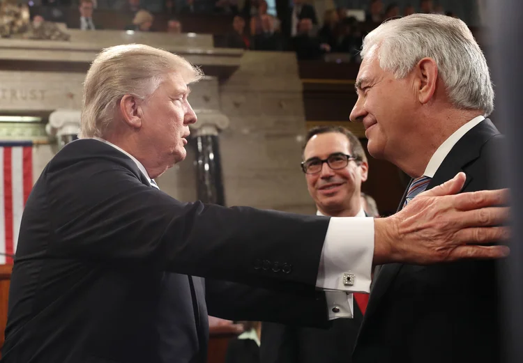 Presidente Donald Trump cumprimenta o secretário de Estado americano, Rex Tillerson em 28/02/2017 (Jim Lo Scalzo/Reuters)
