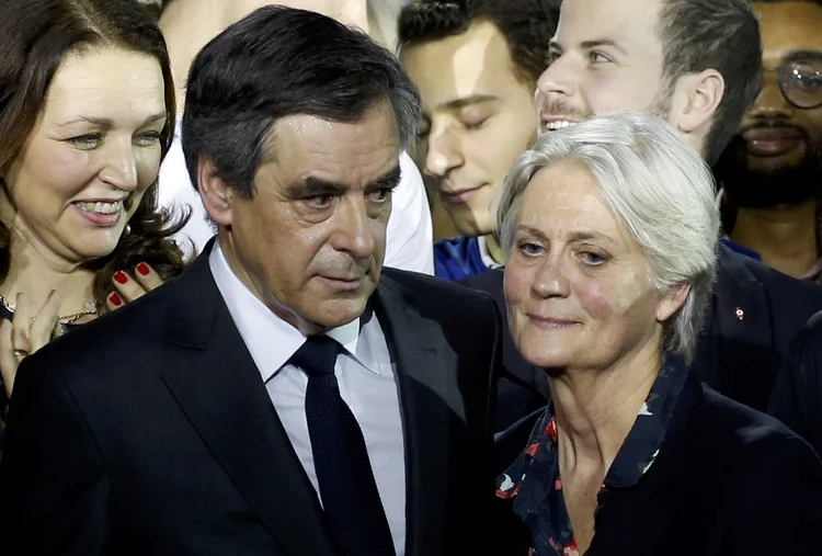 François Fillon e sua esposa, Penelope: os crimes dos quais os dois são acusados é desvio de recursos públicos, tráfico de influência e ocultação de atividades ilícitas (Pascal Rossignol/Reuters)