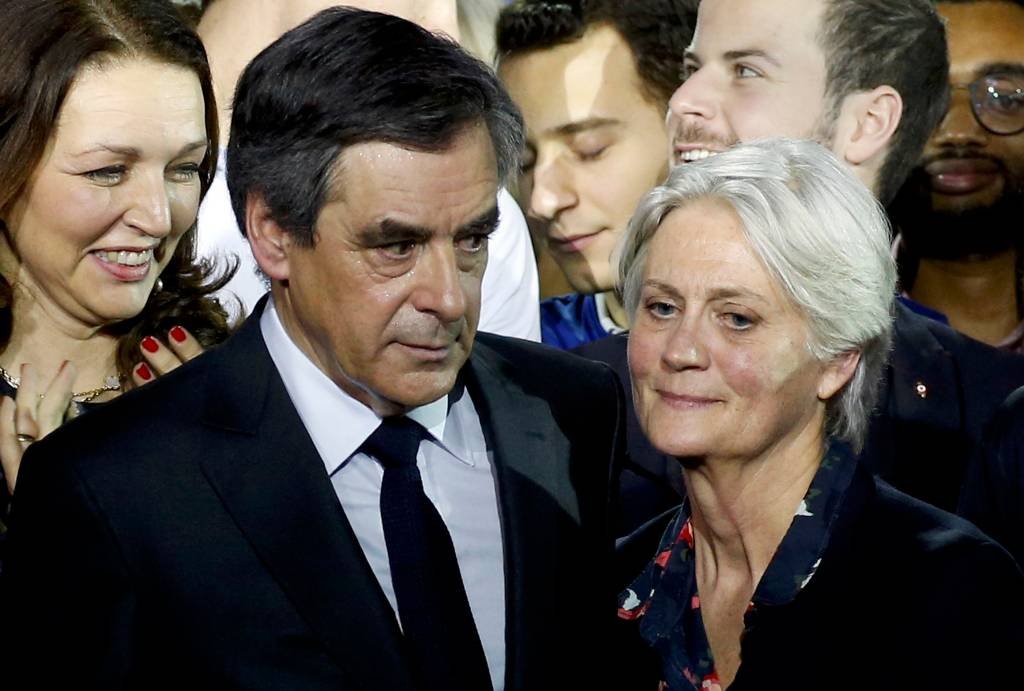 França proíbe que políticos contratem cônjuges e filhos