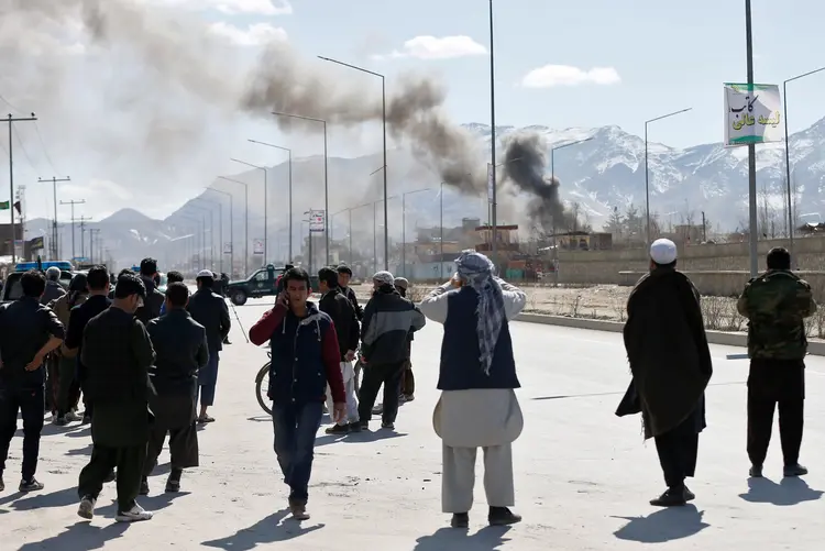 Talibã: grupo insurgente pede para conversar apenas com os EUA, enquanto Washington insiste que governo afegão esteja envolvido (Mohammad Ismail/Reuters)