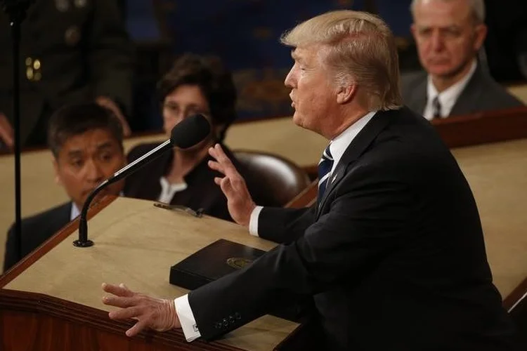 Donald Trump: May convidou Trump a realizar uma visita de Estado ao Reino Unido quando visitou o presidente em Washington em janeiro (Kevin Lamarque/Reuters)