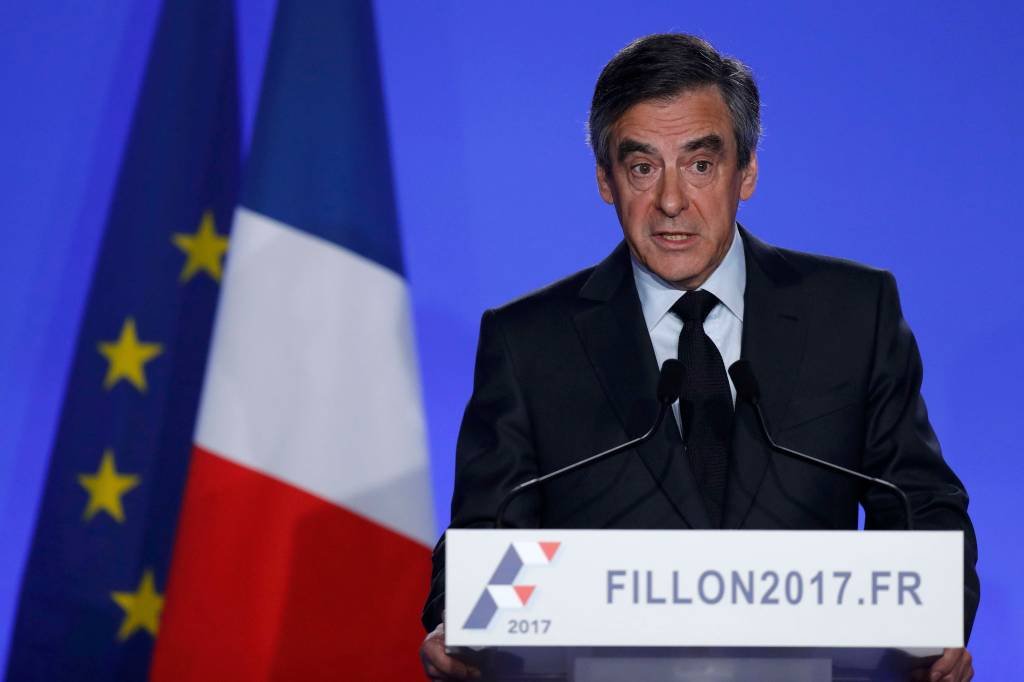 Presidenciável francês Fillon diz que segue na disputa eleitoral