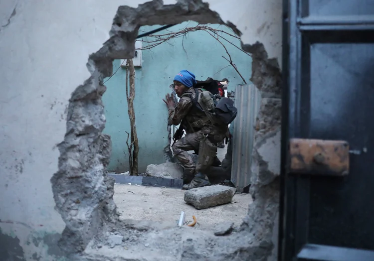Soldado iraquiano em Mosul: o esclarecimento é dado depois que o Comando Central americano publicou dois tweets ontem onde aparecem mulheres combatentes aparentemente menores de idade (Goran Tomasevic/Reuters)