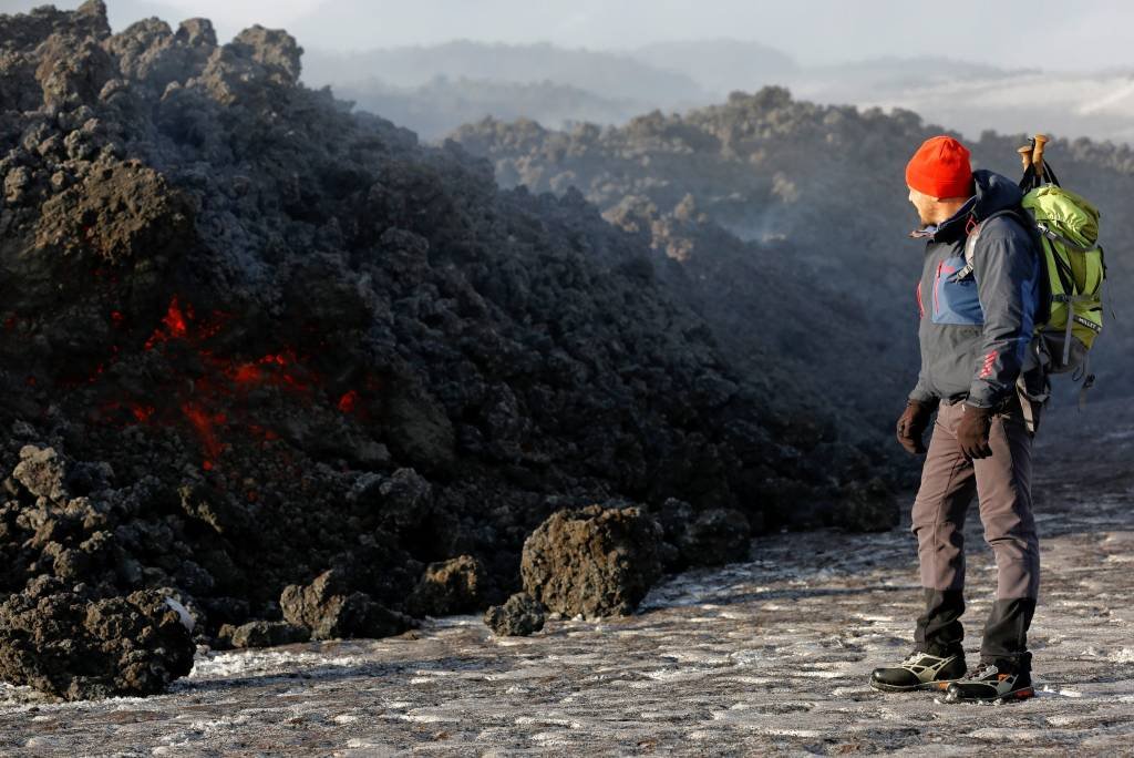 Explosão de cratera do vulcão Etna deixa dez turistas feridos