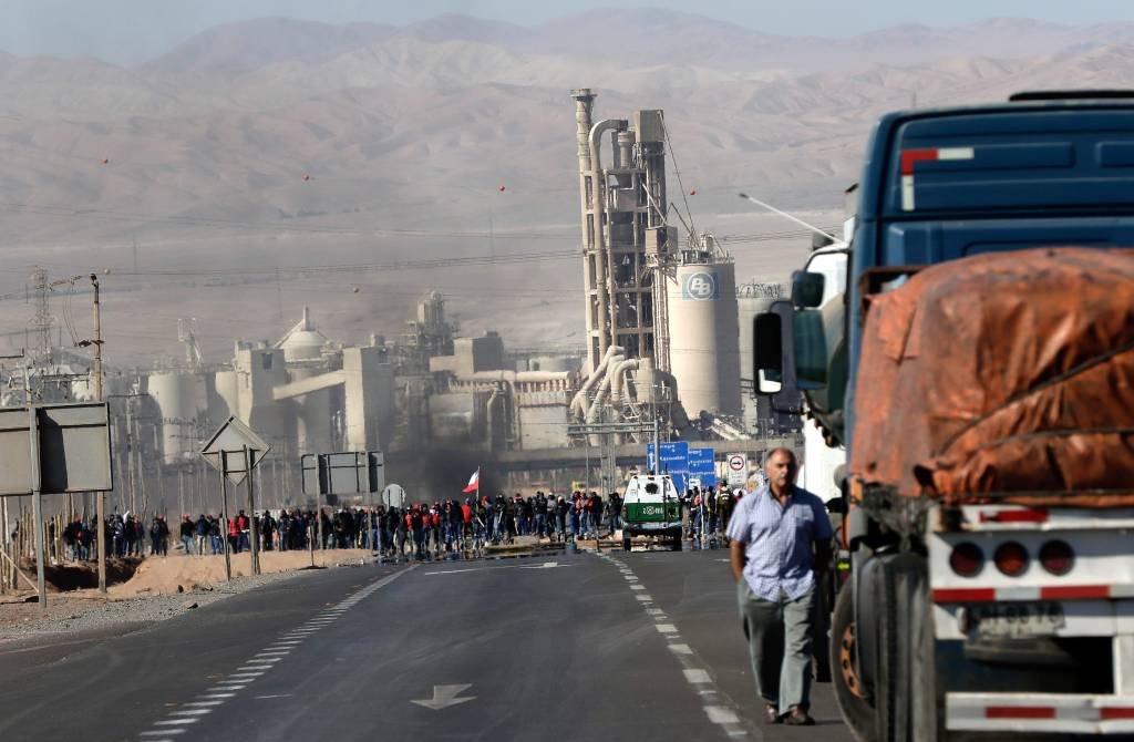 Mineiros bloqueiam estradas após 21 dias de greve no Chile