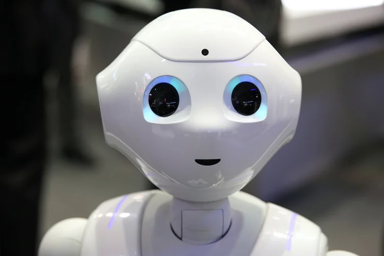 Robô: Pepper, o pequeno robô da SoftBank Robotics, saúda os visitantes (Paul Hanna/Reuters)