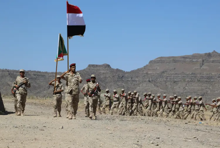Exército do Iêmen: o helicóptero, segundo o exército iemenita, estava "muito longe das áreas dos golpistas (houthis) e de seu alcance" (Stringer/Reuters)