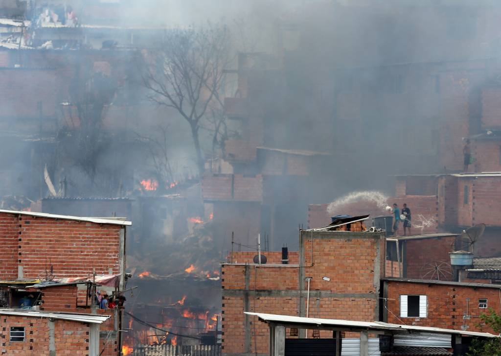 Incêndio atinge favela de Paraisópolis e queima ao menos 50 casas