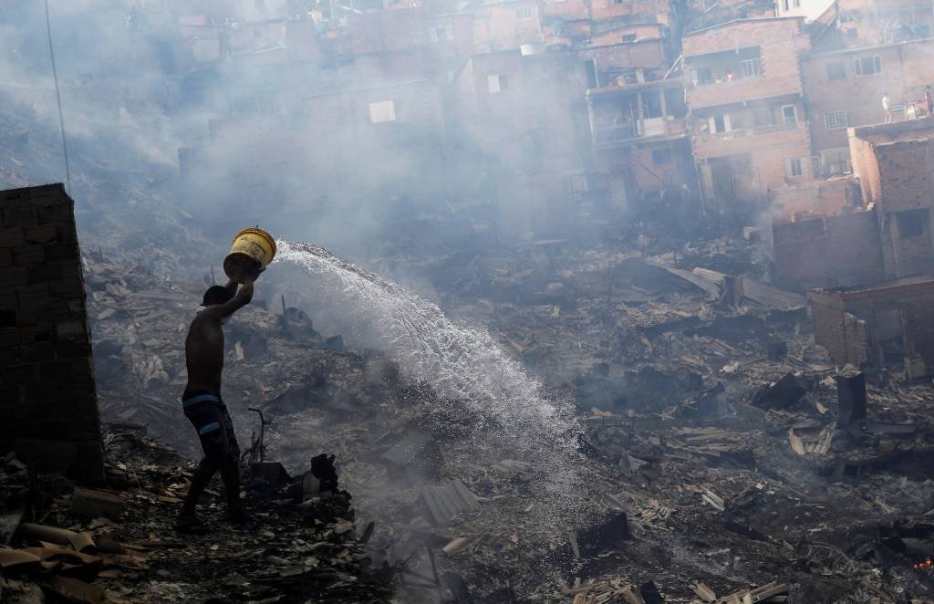 Bombeiros fazem rescaldo de incêndio em Paraisópolis