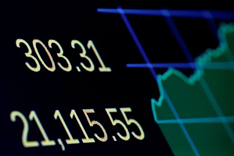 Principal indicador da Bolsa de Nova York somou 320,69 pontos e chegou a 24.777,17 (Brendan McDermid/Reuters)