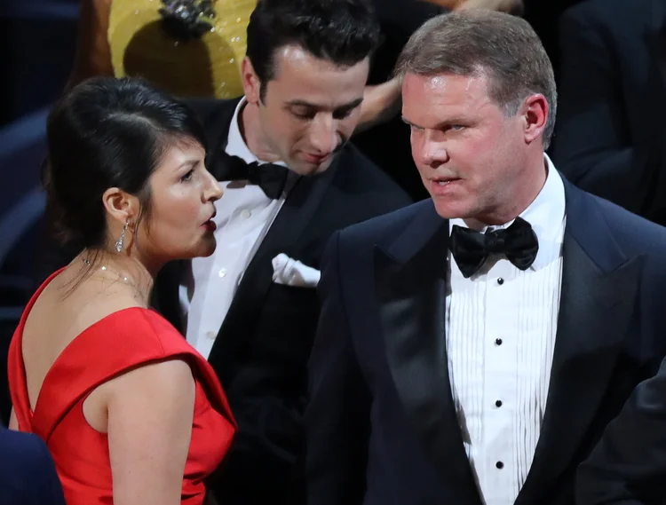 Martha Ruiz e Brian Cullinan: na cerimônia realizada no último domingo, Cullinan entregou aos atores Faye Dunaway e Warren Beatty um envelope errado (Lucy Nicholson/Reuters)