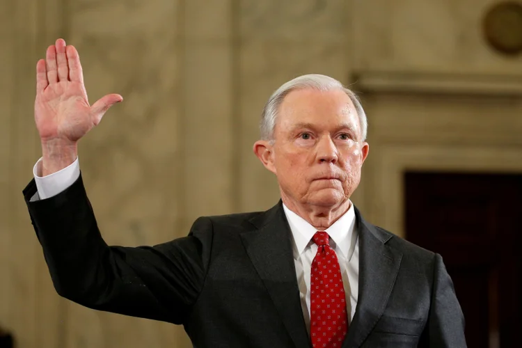 Jeff Sessions faz juramento no Senado dos EUA (Kevin Lamarque/Reuters)