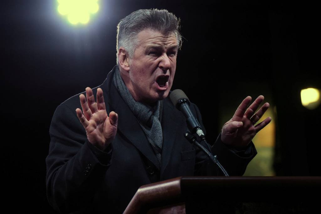 Ator Alec Baldwin coescreve "livro de memórias" fictício de Trump