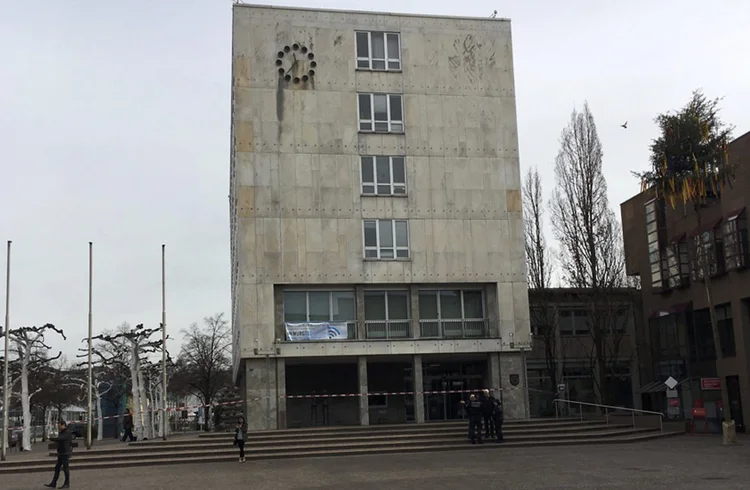 Sede da prefeitura da cidade de Gaggenau, Alemanha, é evacuada após ameaça de bomba em 03/03/2017 (Staff/Reuters)