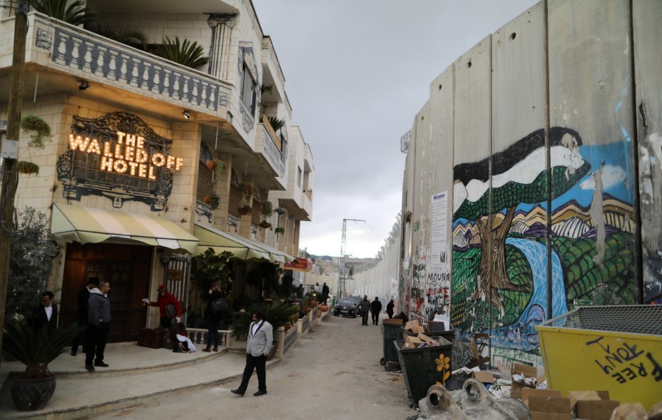 <span>Entrada do hotel de Banksy ao lado do muro de Israel, em Belém, dia 03/03/2017</span>