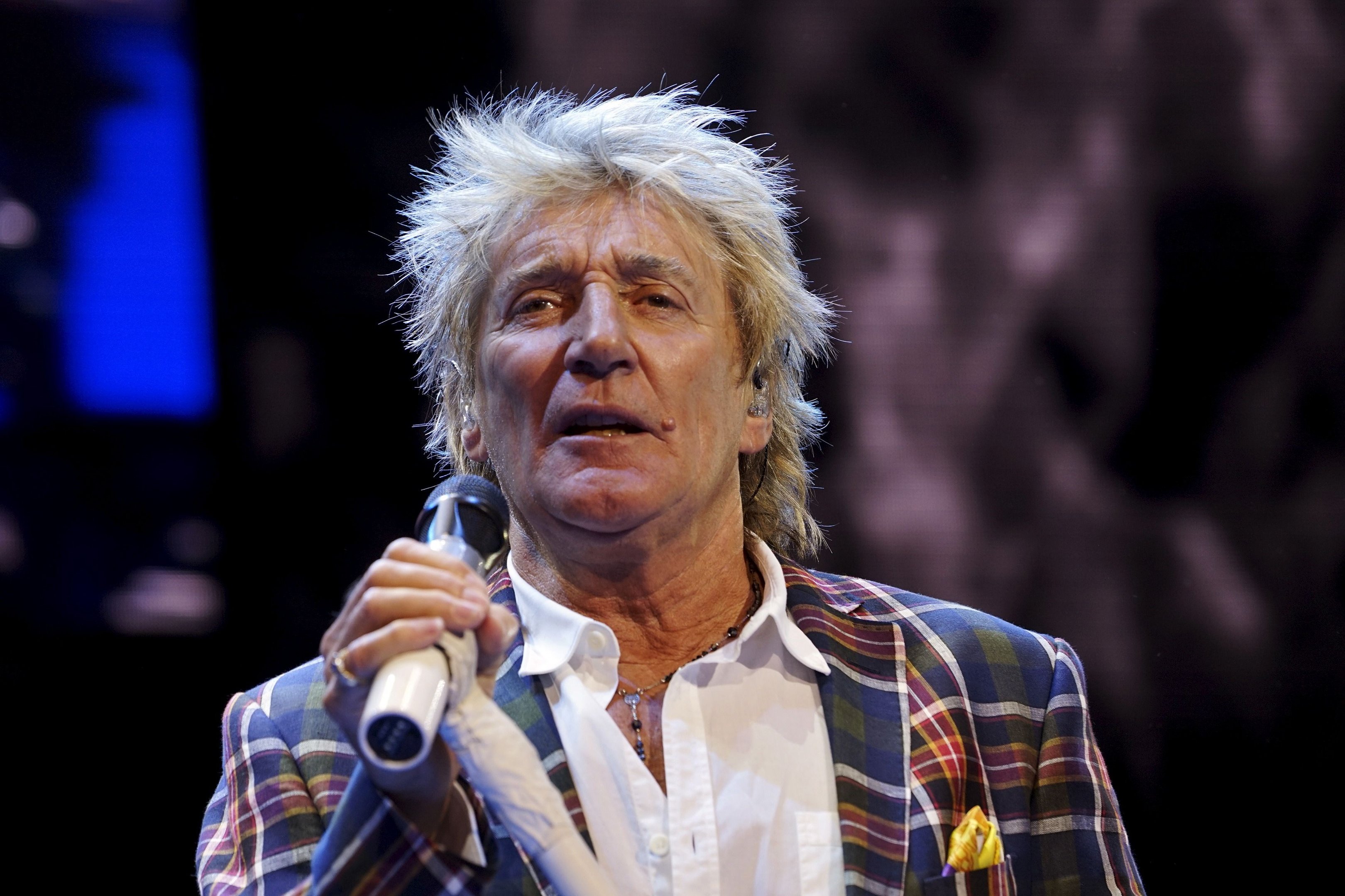 Rod Stewart pede desculpas por vídeo que lembra execução do EI