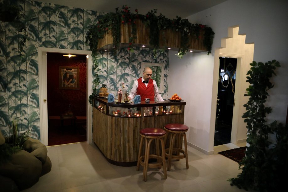 <span>Garçom no hotel aberto por Banksy em Belém, na Cisjordânia, dia 03/03/2017</span>